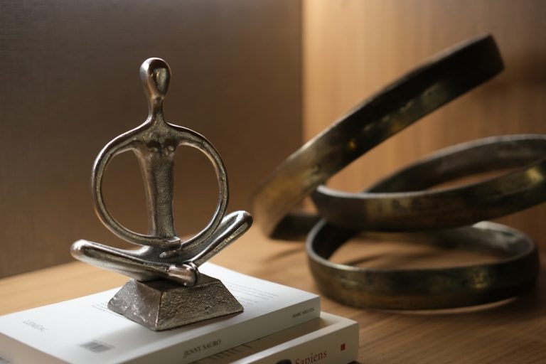 The Art of Mixing Luxury and Budget-Friendly Home Decor Products